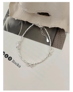 Dettaglio del bracciale con fiocco in argento sterling S925 con marchio di autenticità