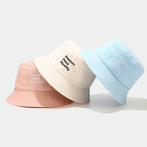 Trois bobs en coton rose, beige et bleu avec broderie Freedom Peace pour femmes