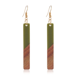 Détail de boucles d'oreilles rectangulaires en résine verte et bois marron assemblés