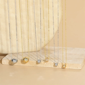Minimalistische Gold- und Silberhalsketten mit funkelnden Zirkonia-Kugelanhängern