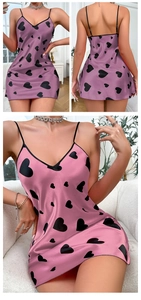 Détail de la nuisette rose en satin avec motifs cœurs noirs et fines bretelles