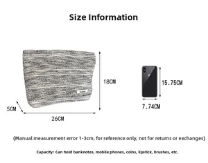 Neceser de jacquard a rayas 26x18x5cm con smartphone para comparar el tamaño