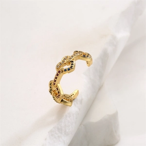 Détail macro de la bague coeur plaqué or avec zircons multicolores sertis micro-pavé