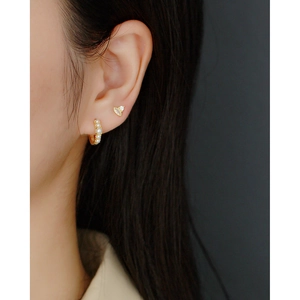 Elegant gold plated s925 silver hoop earrings with white pearls on a female model