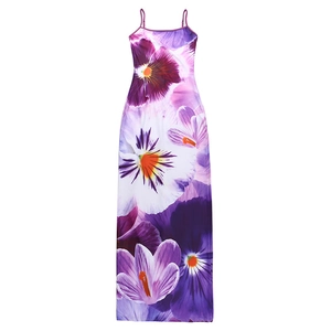 Détail de l'imprimé floral violet sur la robe longue moulante à fines bretelles spaghetti