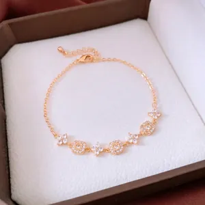 Bracelet fleurs plaqué or 18 carats avec chaîne réglable et zircons étincelants