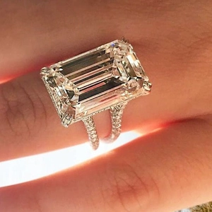 Bague de luxe taille émeraude avec anneau pavé de zircons pour femme au doigt