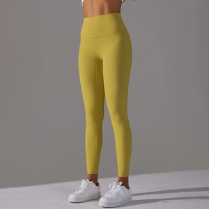 Détail du pantalon de yoga jaune citron à taille haute montrant la texture sans couture