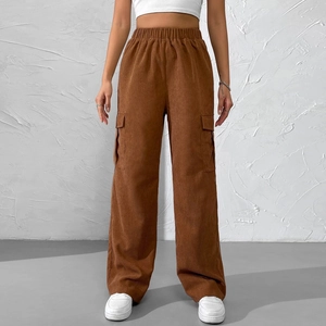Detailansicht der braunen Cord-Cargohose mit seitlichen Pattentaschen und Gummizug