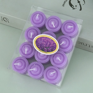 Detailansicht von 12 lila spiralförmigen Teelichtern in Klarsichtverpackung für Deko