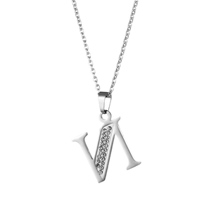 Dettaglio macro della collana argento con pendente lettera N incastonato di cristalli