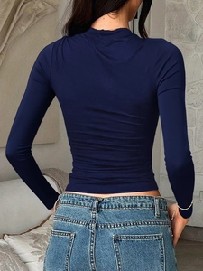 Vue arrière détaillée d'un t-shirt bleu marine à manches longues et col montant