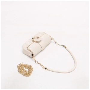 Élégant sac à bandoulière matelassé avec quincaillerie dorée chic et détail boucle en D.
