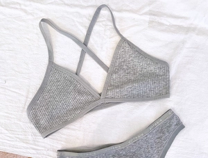 Vue détaillée de l'ensemble bralette en maille côtelée grise et culotte en coton