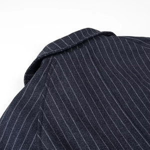 Cappotto invernale blu navy a righe bianche con dettagli del colletto e texture in lana