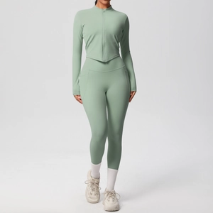 Gros plan sur l'ensemble de yoga vert clair avec legging taille haute et haut zippé