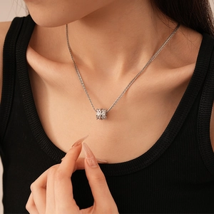 Collana minimalista con pendente cilindrico e zirconi trasparenti con finitura argento