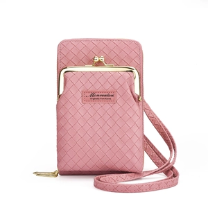 Détail de la pochette téléphone rose tissée avec boucles dorées et bandoulière
