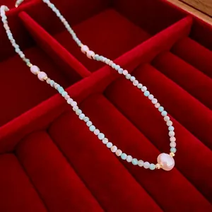 Collier élégant plaqué or avec perles d'amazonite et grande perle rose dans son écrin