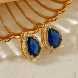 Boucles d'oreilles goutte dorées avec zircon bleu profond et bordure de cristaux brillants