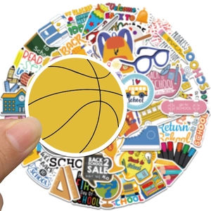 Gros plan de stickers étanches thème école avec motifs de basket-ball et bus scolaire