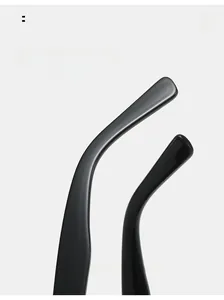 Detail of curved ergonomic temple legs for black sunglasses ensuring comfortable wear