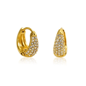 Gros plan de boucles d'oreilles huggies dorées avec micro-pavé de cristaux brillants