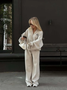 Casual two-piece cream sports tracksuit with half-zip sweatshirt and wide-leg joggers