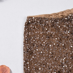 Gros plan détaillé de paillettes dorées sur maille respirante avec finitions de couture