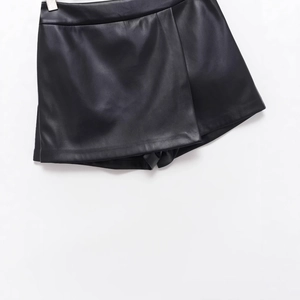 Falda pantalón de cuero PU negro para mujer con cintura alta y abertura frontal en blanco