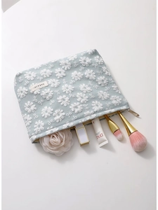 Trousse à maquillage bleu clair avec broderie de marguerites, toile et fermeture éclair dorée