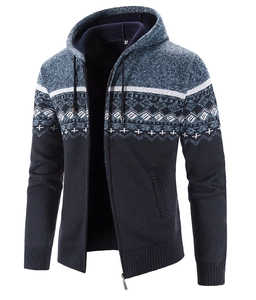 Dettaglio del cardigan in maglia blu scuro con motivi nordici e fodera spessa