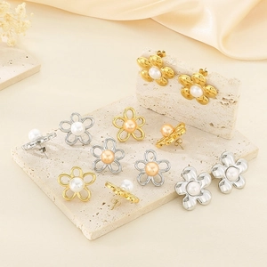 Boucles d'oreilles fleurs ajourées dorées 18K et argentées avec perle sur pierre