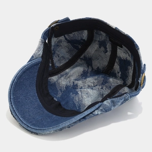 Detailansicht der gewaschenen Denim-Mütze aus 100% Baumwolle mit Metallschnalle und Innennähten