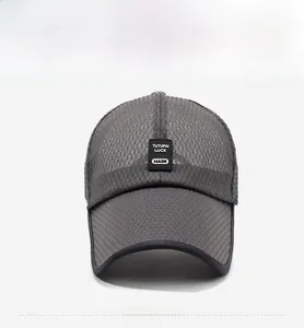Detailansicht der grauen atmungsaktiven Mesh-Basecap mit besticktem quadratischem Logo-Patch