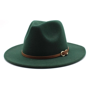Detail van donkergroene wollen fedora hoed met een bruine leren riem en gouden gesp