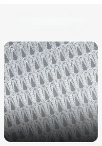 Dettaglio del tessuto a rete traspirante di un cappello docker grigio con trama intrecciata
