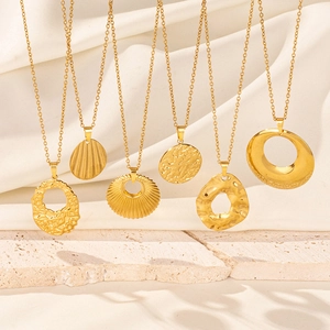 Vintage Stainless Steel Hollow Round Pendant Necklace For Women 18K Gold Plated Hammered Texture Geometric Jewelry Accessory