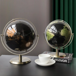 Ensemble de globes terrestres noir et doré avec base métallique pour décor de bureau