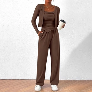 Vue détaillée de l'ensemble 3 pièces pour femme avec cardigan, débardeur et pantalon large