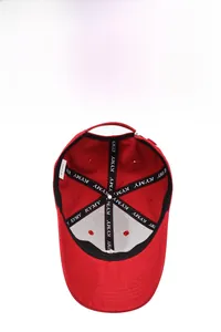 Detail der Innenseite einer roten Baseballkappe mit KYMY-Band und feinen Nähten