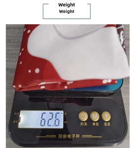 Vue détaillée montrant le poids de 626g de la housse de chaise Père Noël sur balance