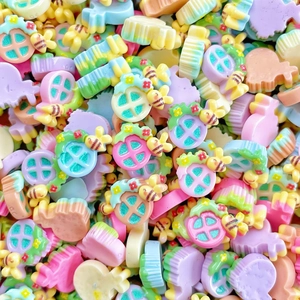 Makroaufnahme bunter Harz-Bienen-Anhänger für DIY-Schmuck und Nagelkunst-Deko