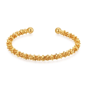 Brazalete abierto dorado con textura irregular y cuentas lisas de estilo minimalista