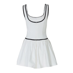 Détail du dos de la robe Dirndl blanche avec bordures noires et fermeture éclair invisible