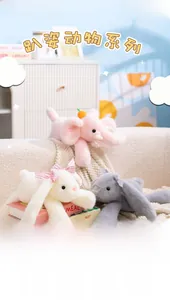 Détail de peluches éléphant et lapins avec ruban sur fond de couverture en maille douce