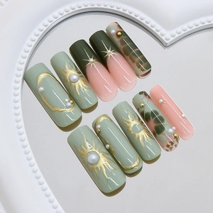 Französische Chic-Nägel zum Aufkleben in Grün und Rosa mit Goldsternen und Perlen