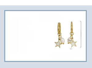 Détail de boucles d'oreilles étoiles en acier plaqué or 18K avec perles naturelles