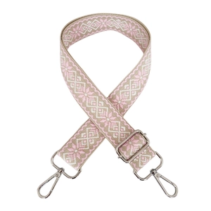 Dettaglio della tracolla larga in jacquard geometrico con ganci in metallo