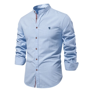 Détail du col officier et de la doublure rayée rouge et blanc sur chemise bleue